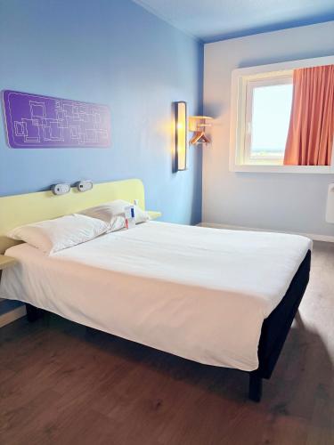 HABITACION ESTANDAR CON 1 CAMA MATRIMONIAL DE 2 PLAZAS ADAPTADA PARA PERSONAS CON DISCAPACIDAD del hotel Ibis Budget Iquique. Foto 5