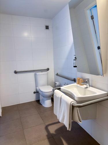 HABITACION ESTANDAR CON 1 CAMA MATRIMONIAL DE 2 PLAZAS ADAPTADA PARA PERSONAS CON DISCAPACIDAD del hotel Ibis Budget Iquique. Foto 6