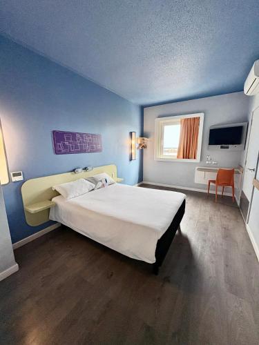 HABITACION ESTANDAR CON 1 CAMA MATRIMONIAL DE 2 PLAZAS ADAPTADA PARA PERSONAS CON DISCAPACIDAD del hotel Ibis Budget Iquique. Foto 7