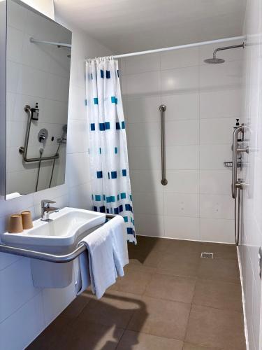 HABITACION ESTANDAR CON 1 CAMA MATRIMONIAL DE 2 PLAZAS ADAPTADA PARA PERSONAS CON DISCAPACIDAD del hotel Ibis Budget Iquique. Foto 8