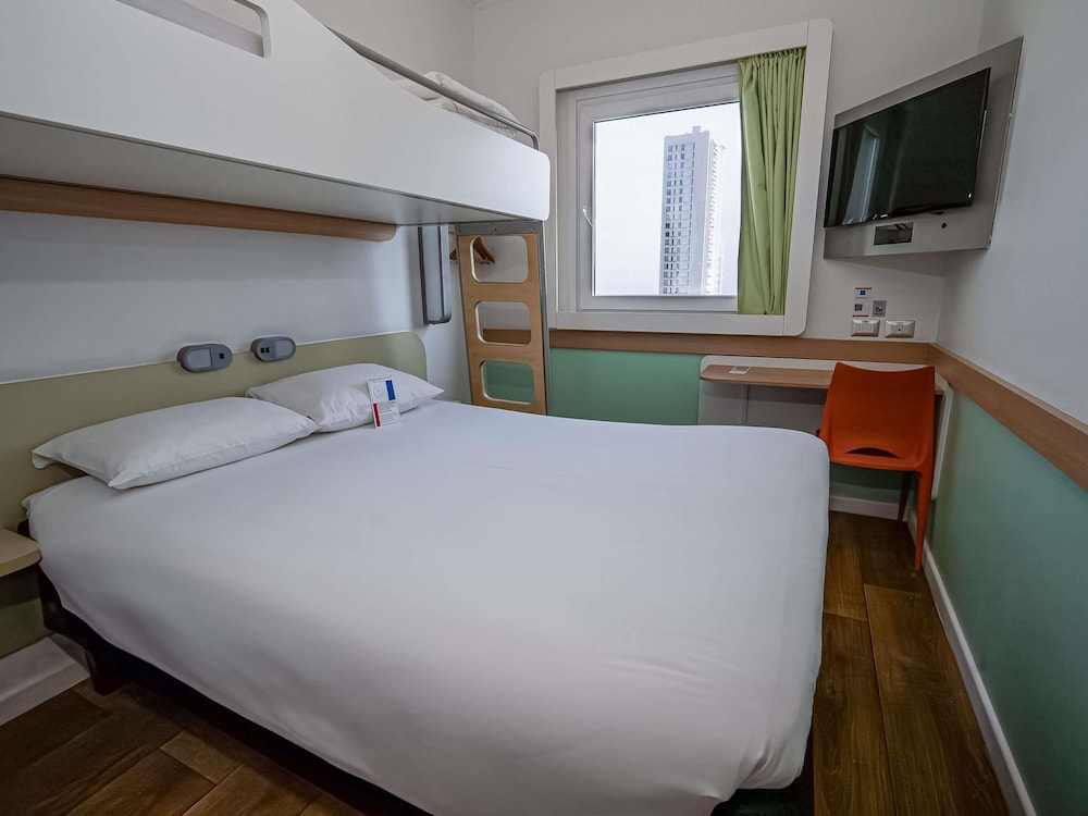 Habitación estandar con 1 cama doble y 1 cama simple del hotel Ibis Budget Iquique