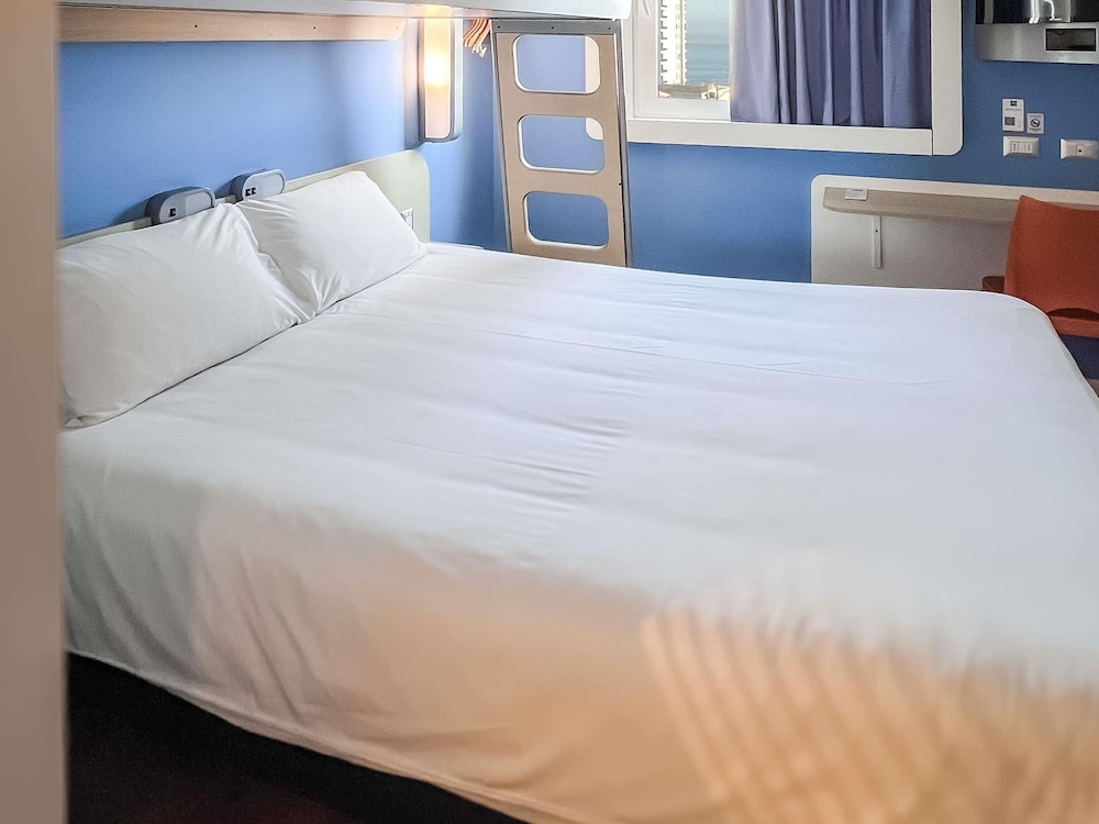 Habitación estandar con 1 cama doble y 1 cama simple del hotel Ibis Budget Iquique. Foto 3