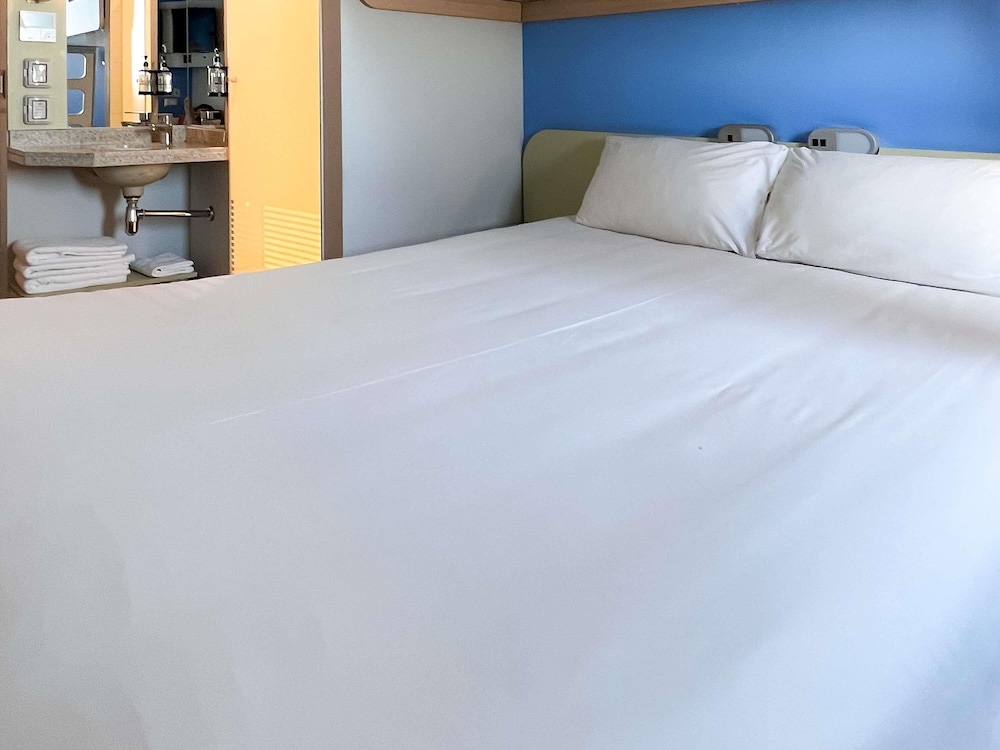 Habitación estandar con 1 cama doble y 1 cama simple del hotel Ibis Budget Iquique. Foto 6