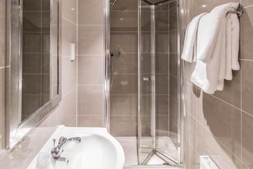 Habitación Doble con baño privado - 2 camas del hotel Kensington Gardens. Foto 3