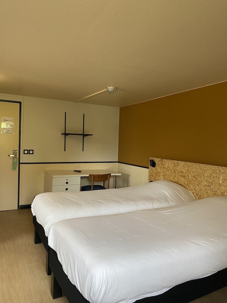 Habitación Pop con 1 cama doble y 1 cama individual del hotel Greet Villeneuve La Garenne. Foto 2