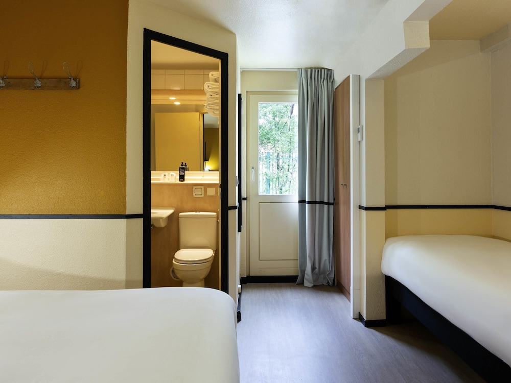 Habitación Estándar con 1 cama doble y 2 camas individuales del hotel Greet Villeneuve La Garenne. Foto 2