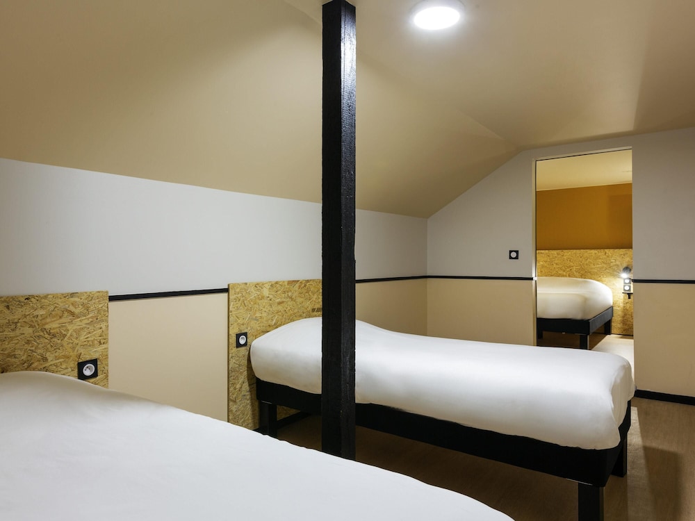 Habitación Estándar con 1 cama doble y 2 camas individuales del hotel Greet Villeneuve La Garenne. Foto 4