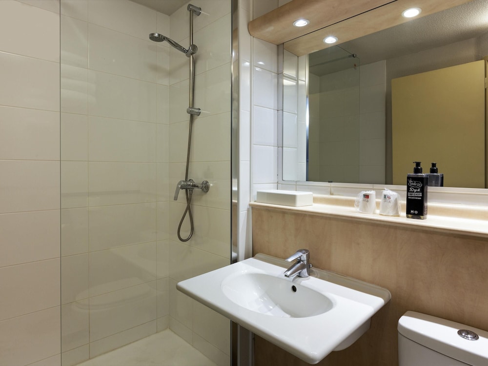 Habitación Estándar con 1 cama doble y 2 camas individuales del hotel Greet Villeneuve La Garenne. Foto 5