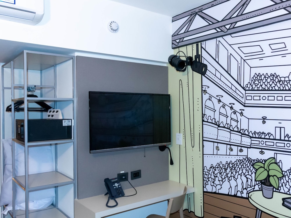Suite Familia con una cama queen size y dos camas individuales del hotel ibis Styles Buenos Aires Florida. Foto 2