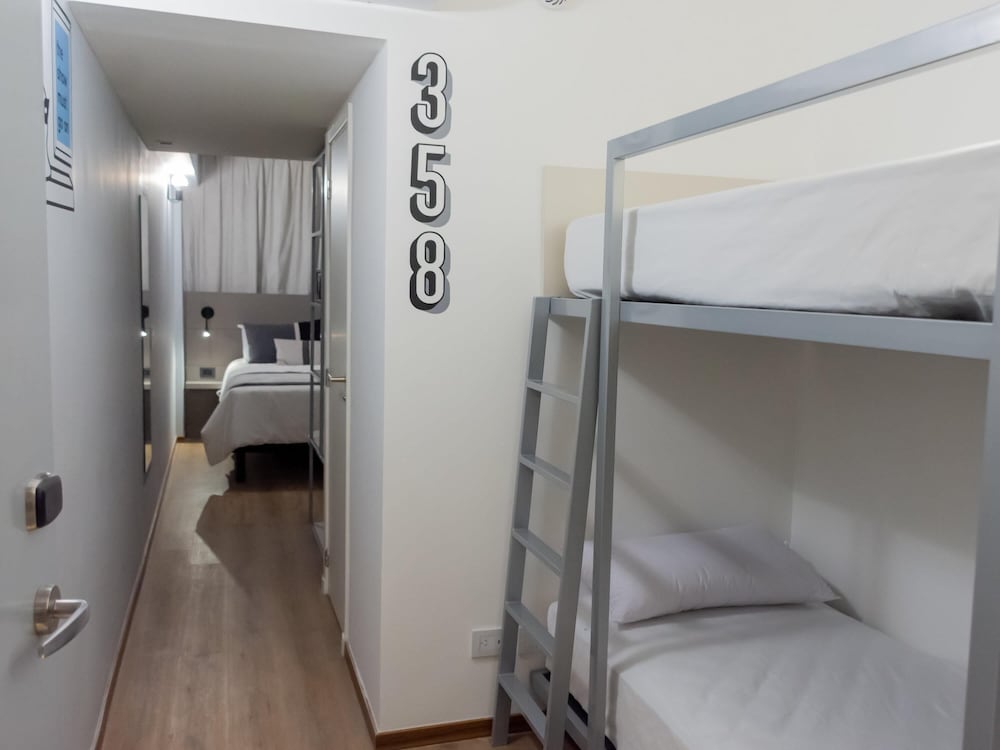 Suite Familia con una cama queen size y dos camas individuales del hotel ibis Styles Buenos Aires Florida. Foto 3