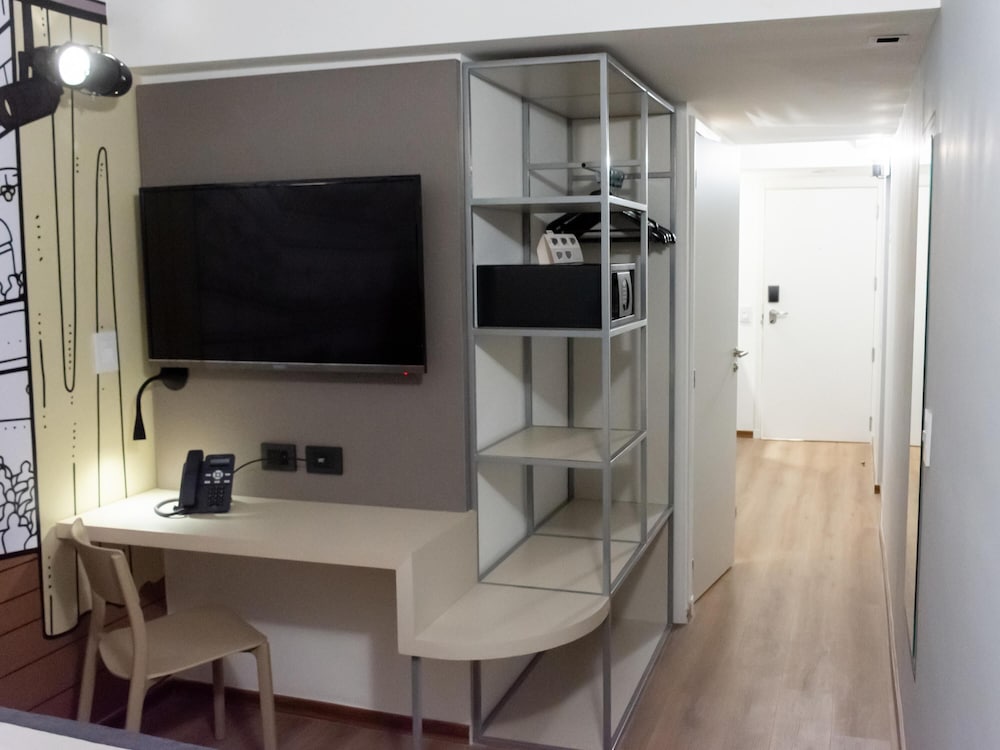 Suite Familia con una cama queen size y dos camas individuales del hotel ibis Styles Buenos Aires Florida. Foto 4