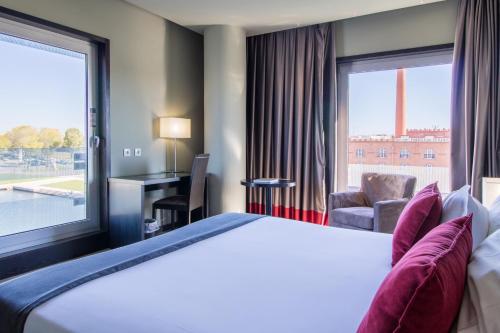 Habitación Premium Ria View del hotel Melia Ria and Spa. Foto 1