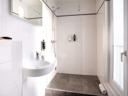 Habitación Doble Estándar del hotel Ibis styles Paris Montmartre Batignolles. Foto 1