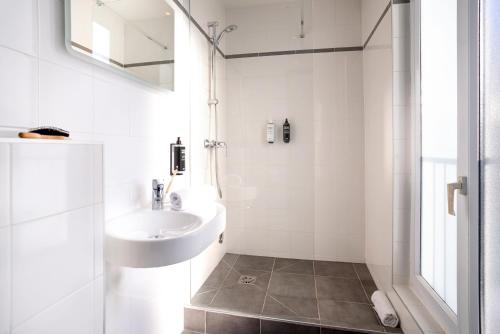Habitación Doble Estándar del hotel Ibis styles Paris Montmartre Batignolles. Foto 10