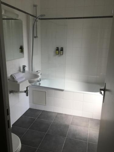Habitación Doble Estándar del hotel Ibis styles Paris Montmartre Batignolles. Foto 13