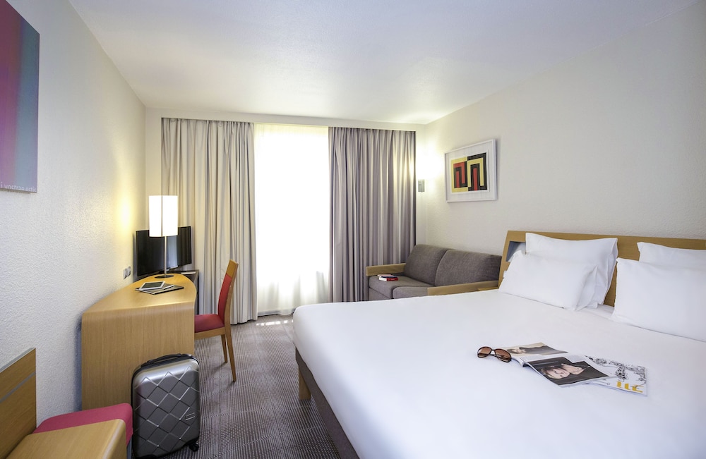 Habitación Classic para no fumadores con dos camas individuales y un sofá cama individual del hotel Novotel Marne La Vallée Noisy le Grand. Foto 1