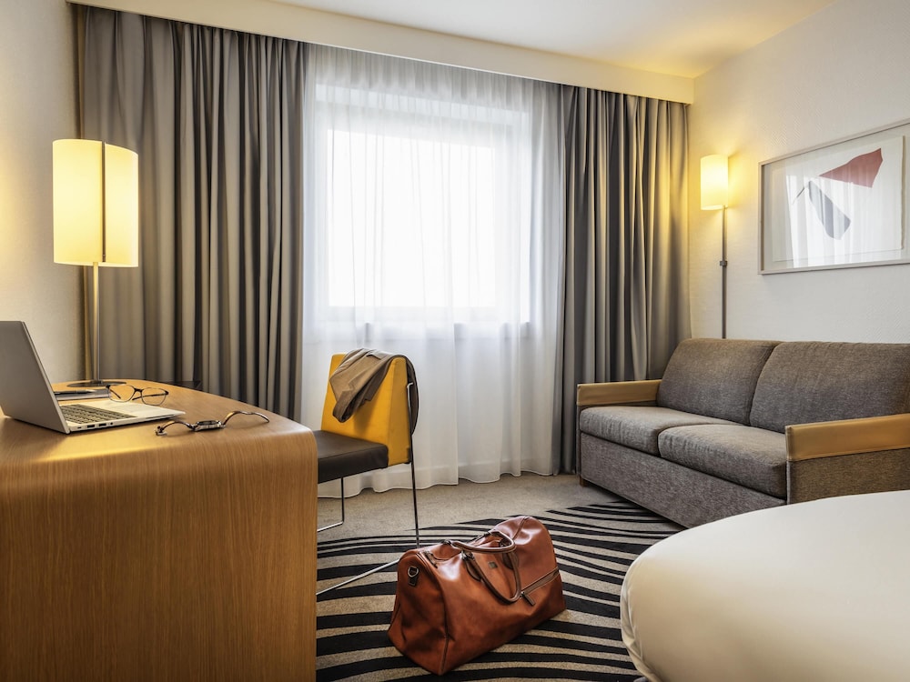 Habitación Classic para huéspedes con limitaciones físicas y 1 cama doble del hotel Novotel Marne La Vallée Noisy le Grand