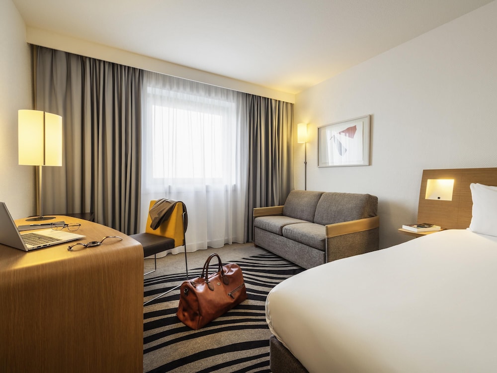 Habitación Classic para huéspedes con limitaciones físicas y 1 cama doble del hotel Novotel Marne La Vallée Noisy le Grand. Foto 1