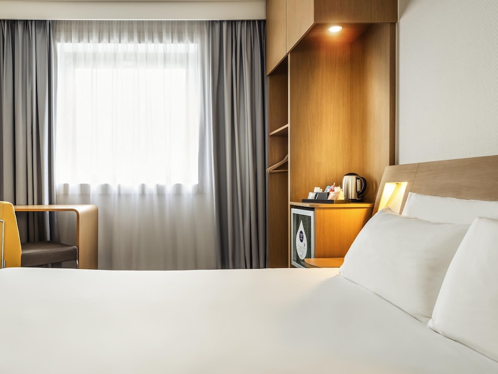 Habitación Classic para huéspedes con limitaciones físicas y 1 cama doble del hotel Novotel Marne La Vallée Noisy le Grand. Foto 2
