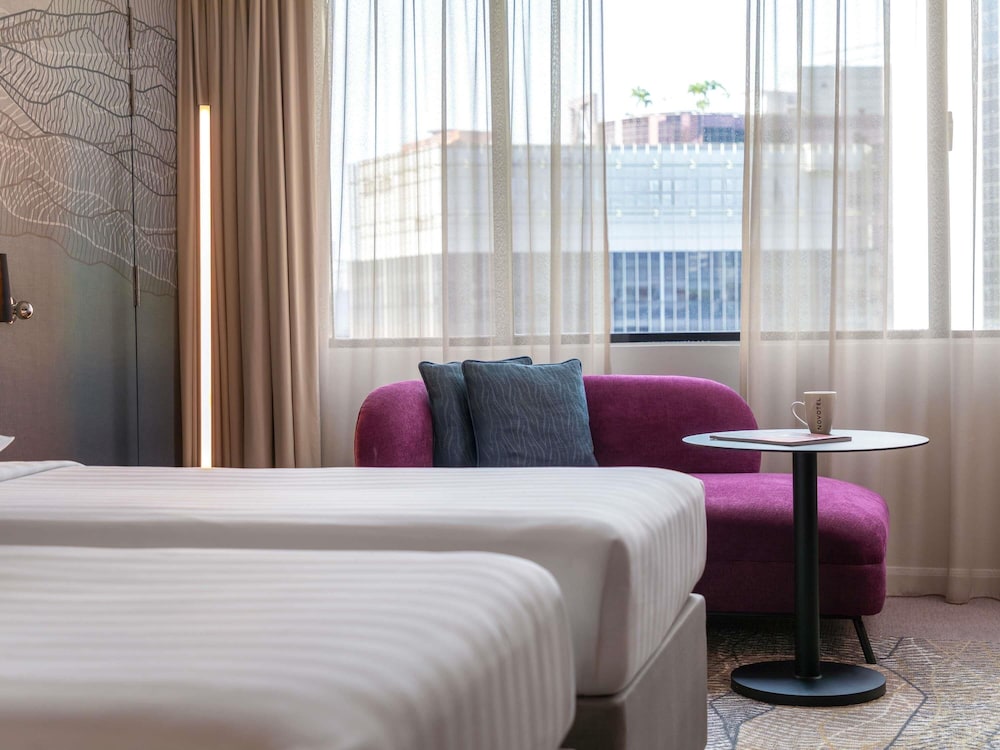 Habitación Deluxe con 2 camas individuales del hotel Novotel Kuala Lumpur City Centre. Foto 2