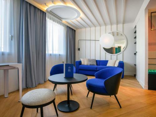 Suite con 1 cama doble, 1 sofá cama y terraza del hotel Novotel Paris Centre Gare Montparnasse
