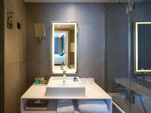 Suite con 1 cama doble, 1 sofá cama y terraza del hotel Novotel Paris Centre Gare Montparnasse. Foto 1