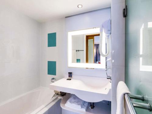 Habitación Doble Clásica del hotel Novotel Paris Centre Gare Montparnasse. Foto 1