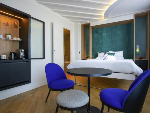 Suite con 1 cama doble, 1 sofá cama y terraza del hotel Novotel Paris Centre Gare Montparnasse. Foto 3