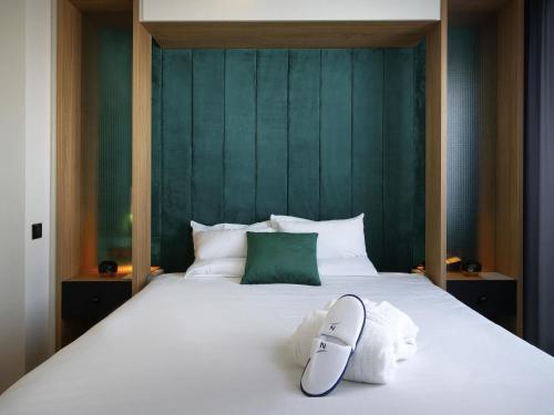 Suite con 1 cama doble, 1 sofá cama y terraza del hotel Novotel Paris Centre Gare Montparnasse. Foto 5