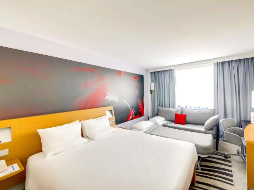 Habitación Doble con sofá cama doble - Cama doble del hotel Novotel Paris Centre Gare Montparnasse. Foto 1