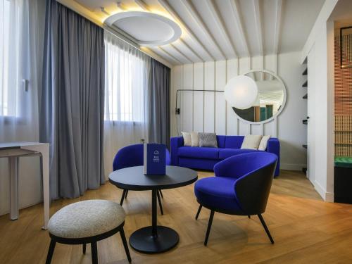 Suite con 1 cama doble, 1 sofá cama y terraza del hotel Novotel Paris Centre Gare Montparnasse