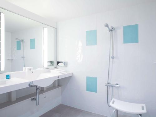 Habitación Doble - Adaptada para personas de movilidad reducida del hotel Novotel Paris Centre Gare Montparnasse. Foto 1