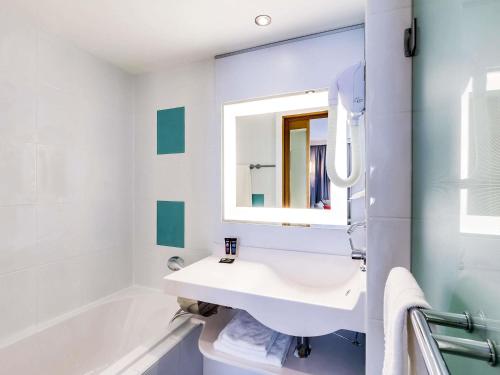 Habitación Doble Clásica del hotel Novotel Paris Centre Gare Montparnasse. Foto 1