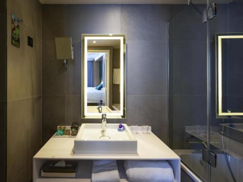 Suite con 1 cama doble, 1 sofá cama y terraza del hotel Novotel Paris Centre Gare Montparnasse. Foto 4