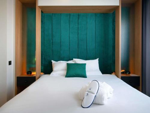 Suite con 1 cama doble, 1 sofá cama y terraza del hotel Novotel Paris Centre Gare Montparnasse. Foto 8