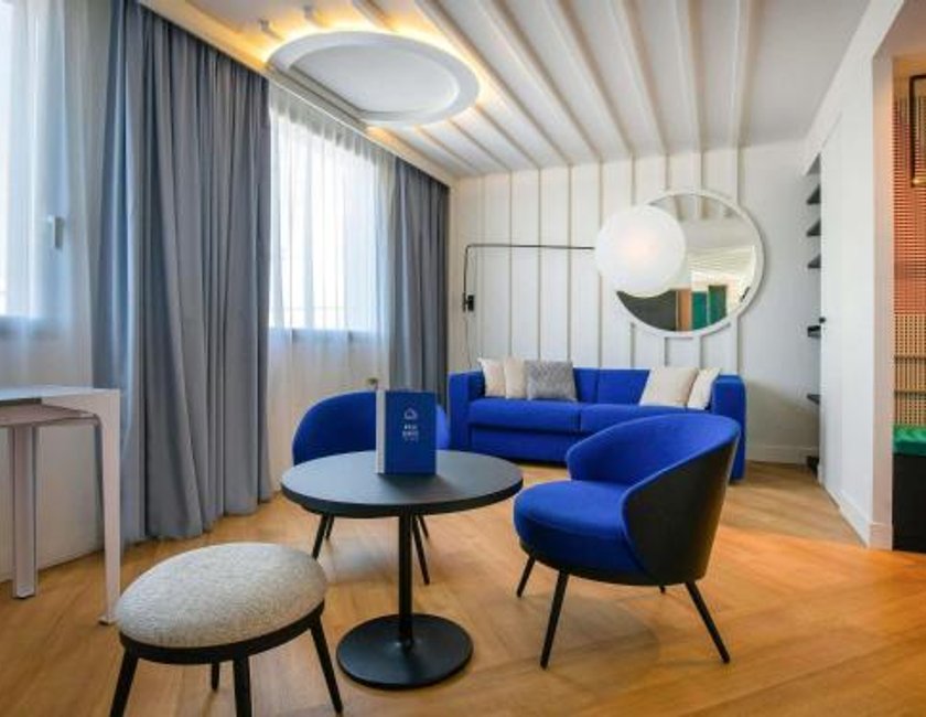 Suite con 1 cama doble, 1 sofá cama y terraza del hotel Novotel Paris Centre Gare Montparnasse. Foto 1