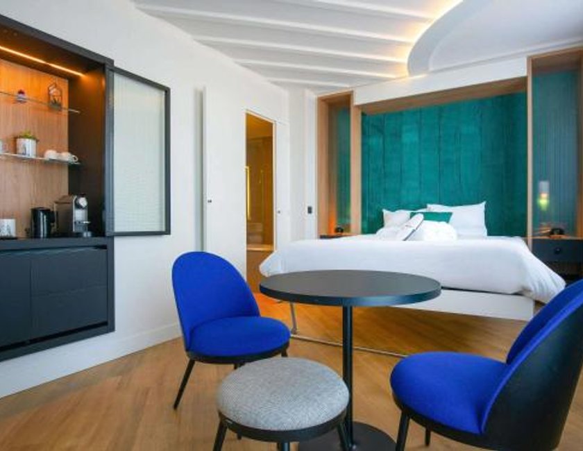 Suite con 1 cama doble, 1 sofá cama y terraza del hotel Novotel Paris Centre Gare Montparnasse. Foto 3