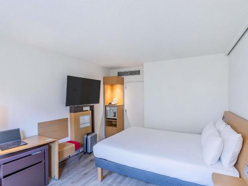 Habitación Doble Estándar con sofá cama del hotel Novotel Setubal. Foto 2