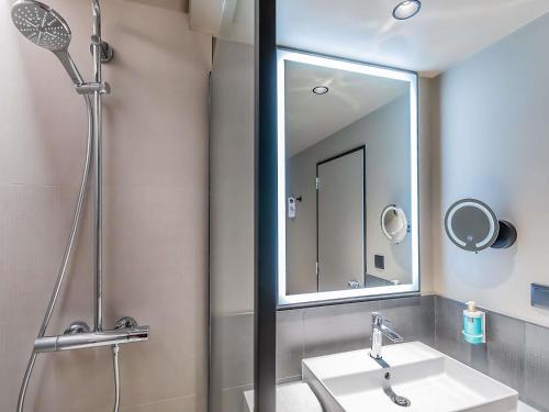 Habitación Doble Estándar con sofá cama del hotel Novotel Setubal. Foto 3
