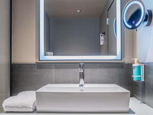 Habitación Doble Estándar con sofá cama y vistas a la piscina del hotel Novotel Setubal. Foto 1