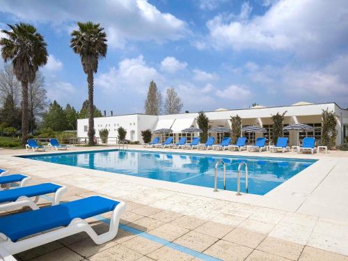 Suite con cama grande del hotel Novotel Setubal. Foto 2