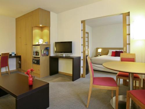 Suite con cama grande del hotel Novotel Setubal. Foto 7