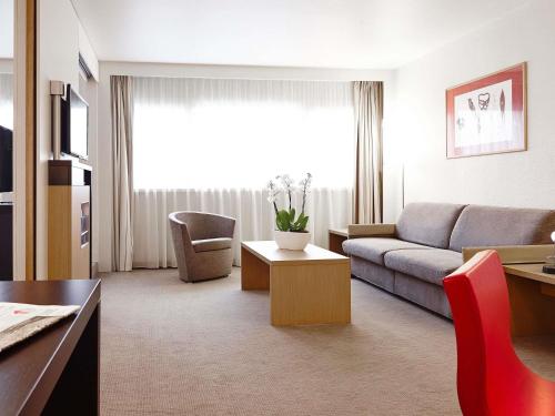Suite con cama grande del hotel Novotel Setubal. Foto 9