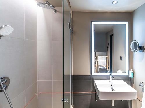 Habitación Doble adaptada para personas de movilidad reducida - 2 camas del hotel Novotel Setubal. Foto 5