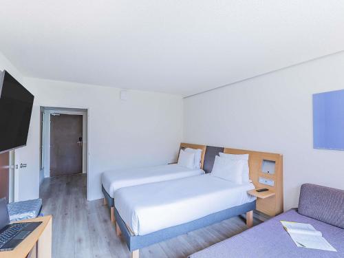 Habitación Doble adaptada para personas de movilidad reducida - 2 camas del hotel Novotel Setubal. Foto 6