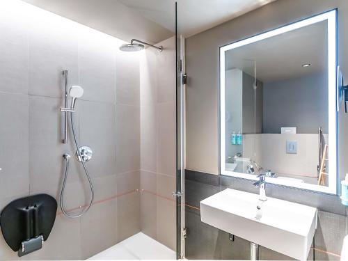 Habitación Doble adaptada para personas de movilidad reducida - 2 camas del hotel Novotel Setubal. Foto 7