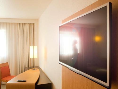 Habitación Doble adaptada para personas de movilidad reducida - 2 camas del hotel Novotel Setubal. Foto 9