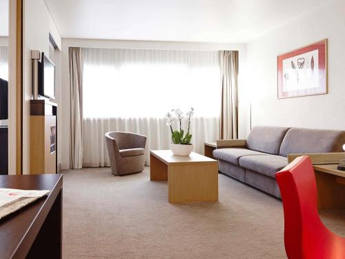 Suite con cama grande del hotel Novotel Setubal. Foto 11