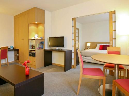 Suite con cama grande del hotel Novotel Setubal. Foto 12