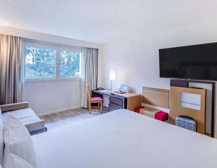 Habitación Estándar con sofá cama - 1 cama grande del hotel Novotel Setubal. Foto 10